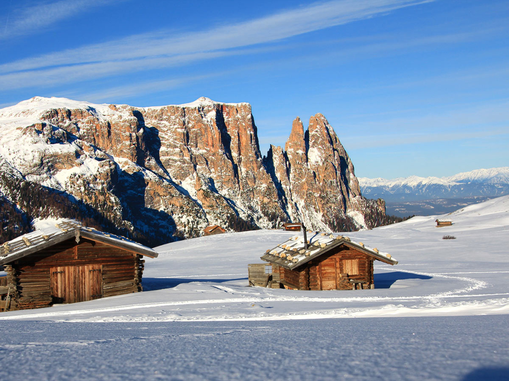 winter-almhuette-seiser-alm